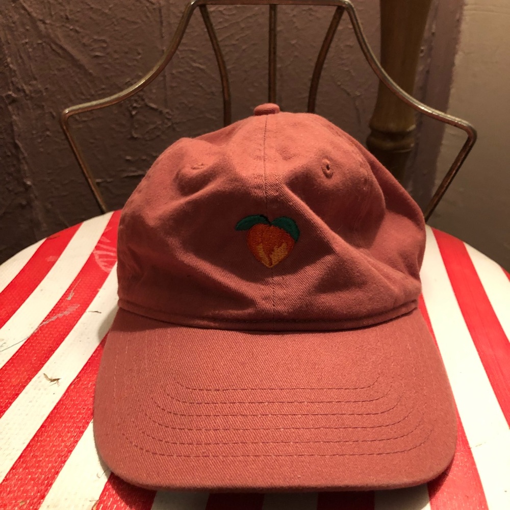 Peach hat! 🍑
